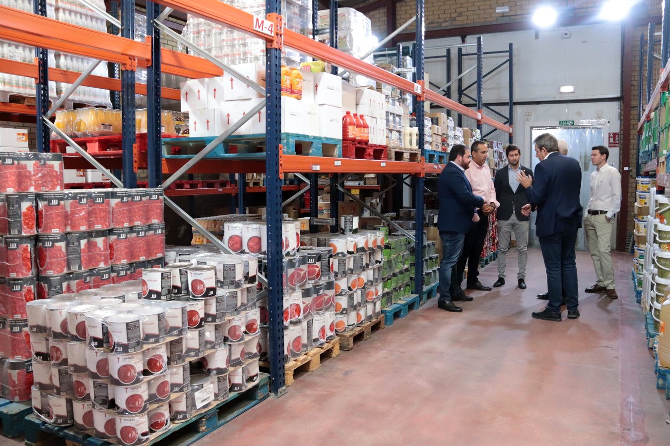 Estanterías de producto en el almacén de Efran